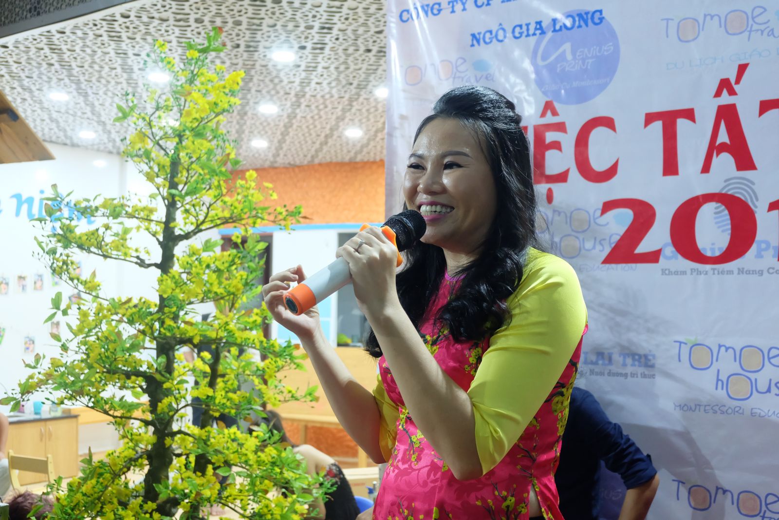 Bà Nguyễn Thị Thu Hằng- TGĐ công ty phát biểu trong tiệc tất niên